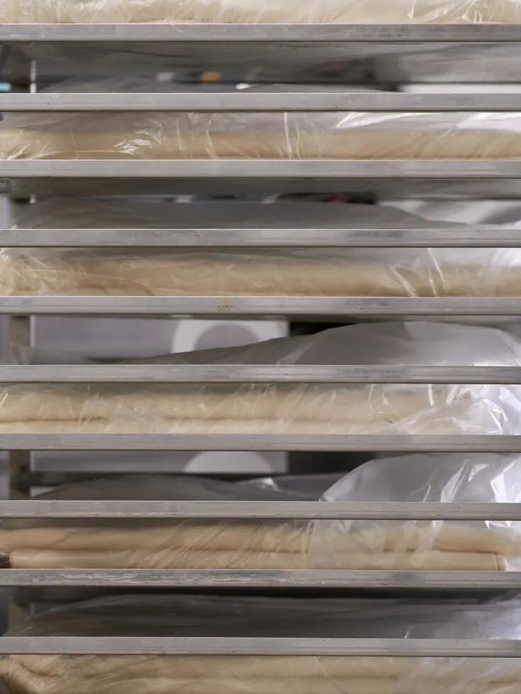 Glutenfreie Teigblöcke auf einem Stikkenwagen