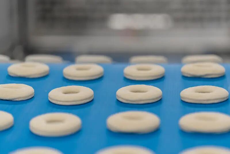 Donut Teiglinge auf einem Transportband